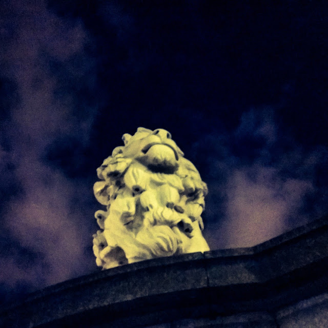 Instagram Photography Tour with Joe Bloggers and Best London Walks review - #giffgaffsnaps. Night time view of London, Lion at Westminster Bridge
