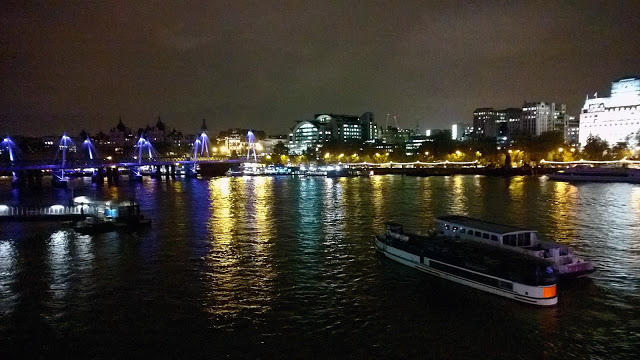 Instagram Photography Tour with Joe Bloggers and Best London Walks review - #giffgaffsnaps. beautiful night view of River Thames with reflections 